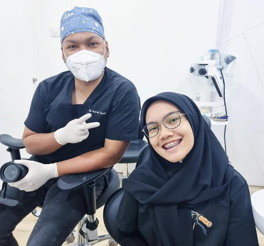 Pesakit braces yang gembira dengan Dr Asrul Azri